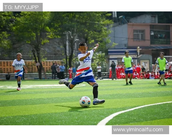 马克龙心目中的足球偶像与他对足球的热爱之路